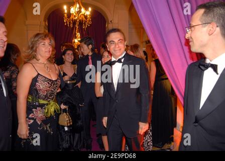 EXCLUSIF. PAS DE TABLOÏDES. Carlos Ghosn et sa femme arrivent au 16e bal des Débutantes de Paris le 25 novembre 2006, qui s'est tenu à l'Hôtel de Crillon à Paris, en France. Cet événement est le début de la haute société pour 23 jeunes femmes bien-nées. Photo de Guibbbbbaud-Nebinger-Orban/ABACAPRESS.COM crédit obligatoire : joaillier adler, maquillage par MAC, coiffure par Alexandre de Paris, Hôtel de Crillon Banque D'Images
