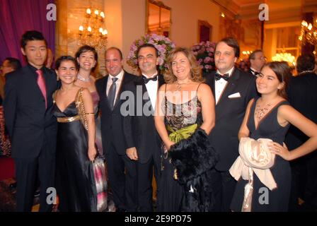 EXCLUSIF. PAS DE TABLOÏDES. Caroline Ghosn du Liban (portant une robe Elie Saab) et son escorte Vladimir Tenev Russel Sternlicht et son épouse Carlos Ghosn et son épouse Sylvain Ercoli et Nadine Ghosn lors du 16e bal de Paris Crillon (le Bal des Debutantes) le 25 novembre 2006, Tenue à l'Hôtel de Crillon à Paris, France. Cet événement est le début de la haute société pour 23 jeunes femmes bien-nées. Photo de Guibbbbbaud-Nebinger-Orban/ABACAPRESS.COM crédit obligatoire : joaillier adler, maquillage par MAC, coiffure par Alexandre de Paris, Hôtel de Crillon Banque D'Images