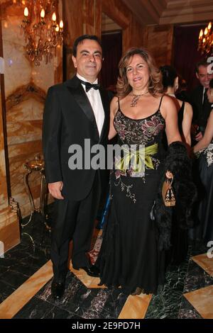 EXCLUSIF. PAS DE TABLOÏDES. M et Mme Carlos Ghosn lors du 16e bal des Débutantes (Paris) le 25 novembre 2006, tenu à l'Hôtel de Crillon à Paris, France. Cet événement est le début de la haute société pour 23 jeunes femmes bien-nées. Photo de Guibbbbbaud-Nebinger-Orban/ABACAPRESS.COM crédit obligatoire : joaillier adler, maquillage par MAC, coiffure par Alexandre de Paris, Hôtel de Crillon Banque D'Images