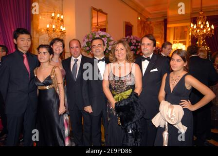 EXCLUSIF. PAS DE TABLOÏDES. Caroline Ghosn du Liban (portant une robe Elie Saab) et son escorte Vladimir Tenev Russel Sternlicht et son épouse Carlos Ghosn et son épouse Sylvain Ercoli et Nadine Ghosn lors du 16e bal de Paris Crillon (le Bal des Debutantes) le 25 novembre 2006, Tenue à l'Hôtel de Crillon à Paris, France. Cet événement est le début de la haute société pour 23 jeunes femmes bien-nées. Photo de Guibbbbbaud-Nebinger-Orban/ABACAPRESS.COM crédit obligatoire : joaillier adler, maquillage par MAC, coiffure par Alexandre de Paris, Hôtel de Crillon Banque D'Images