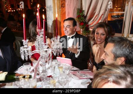 EXCLUSIF. PAS DE TABLOÏDES. Carlos Ghosn et ses amis lors de la 16e édition annuelle du Paris Crillon ball (le Bal des Debutantes), le 25 novembre 2006, qui s'est tenue à l'Hôtel de Crillon à Paris, en France. Cet événement est le début de la haute société pour 23 jeunes femmes bien-nées. Photo de Guibbbbbaud-Nebinger-Orban/ABACAPRESS.COM crédit obligatoire : joaillier adler, maquillage par MAC, coiffure par Alexandre de Paris, Hôtel de Crillon Banque D'Images