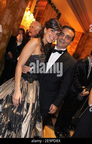 EXCLUSIF. PAS DE TABLOÏDES. Carlos Ghosn pose sa fille Caroline lors du 16e bal des Débutantes de Paris (le Bal des Débutantes) le 25 novembre 2006, qui s'est tenu à l'Hôtel de Crillon à Paris, France. Cet événement est le début de la haute société pour 23 jeunes femmes bien-nées. Photo de Guibbbbbaud-Nebinger-Orban/ABACAPRESS.COM crédit obligatoire : joaillier adler, maquillage par MAC, coiffure par Alexandre de Paris, Hôtel de Crillon Banque D'Images