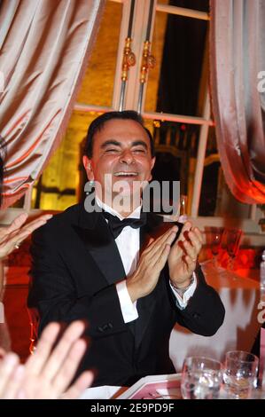 EXCLUSIF. PAS DE TABLOÏDES. Carlos Ghosn lors du 16e bal de Paris (le Bal des Debutantes) le 25 novembre 2006, tenu à l'Hôtel de Crillon à Paris, France. Cet événement est le début de la haute société pour 23 jeunes femmes bien-nées. Photo de Guibbbbbaud-Nebinger-Orban/ABACAPRESS.COM crédit obligatoire : joaillier adler, maquillage par MAC, coiffure par Alexandre de Paris, Hôtel de Crillon Banque D'Images