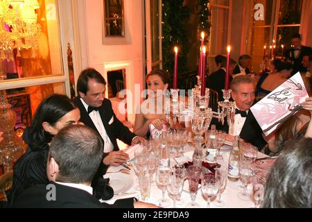 EXCLUSIF. PAS DE TABLOÏDES. L'actrice britannique Kristin Scott Thomas et ses amis lors du 16ème Paris Crillon ball (le Bal des Debutantes) le 25 novembre 2006, qui s'est tenu à l'Hôtel de Crillon à Paris, France. Cet événement est le début de la haute société pour 23 jeunes femmes bien-nées. Photo de Guibbbbbaud-Nebinger-Orban/ABACAPRESS.COM crédit obligatoire : joaillier adler, maquillage par MAC, coiffure par Alexandre de Paris, Hôtel de Crillon Banque D'Images