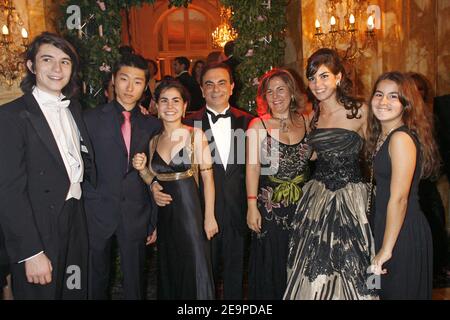 EXCLUSIF. PAS DE TABLOÏDES. Carlos Ghosn (C) pose avec la famille lors du 16ème Paris Crillon ball (le Bal des Debutantes) le 25 novembre 2006, tenu à l'Hôtel de Crillon à Paris, France. Cet événement est le début de la haute société pour 23 jeunes femmes bien-nées. Photo de Guibbbbbaud-Nebinger-Orban/ABACAPRESS.COM crédit obligatoire : joaillier adler, maquillage par MAC, coiffure par Alexandre de Paris, Hôtel de Crillon Banque D'Images