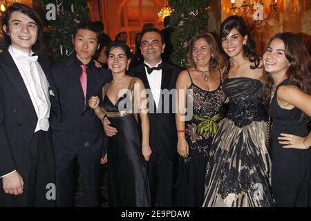 EXCLUSIF. PAS DE TABLOÏDES. Carlos Ghosn (C) pose avec la famille lors du 16ème Paris Crillon ball (le Bal des Debutantes) le 25 novembre 2006, tenu à l'Hôtel de Crillon à Paris, France. Cet événement est le début de la haute société pour 23 jeunes femmes bien-nées. Photo de Guibbbbbaud-Nebinger-Orban/ABACAPRESS.COM crédit obligatoire : joaillier adler, maquillage par MAC, coiffure par Alexandre de Paris, Hôtel de Crillon Banque D'Images