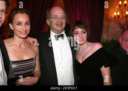 EXCLUSIF. PAS DE TABLOÏDES. L'actrice britannique Kristin Scott Thomas et son ex-mari Francois Olivennes avec Hannah Olivennes de France (portant une robe Chanel) lors du 16ème bal de Paris (le Bal des Debutantes) le 25 novembre 2006, tenu à l'Hôtel de Crillon à Paris, en France. Cet événement est le début de la haute société pour 23 jeunes femmes bien-nées. Photo de Guibbbbbaud-Nebinger-Orban/ABACAPRESS.COM crédit obligatoire : joaillier adler, maquillage par MAC, coiffure par Alexandre de Paris, Hôtel de Crillon Banque D'Images