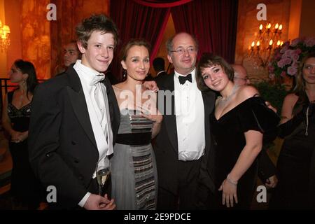 EXCLUSIF. PAS DE TABLOÏDES. L'actrice britannique Kristin Scott Thomas et son ex-mari Francois Olivennes avec Hannah Olivennes de France (vêtue d'une robe Chanel) et son escorte Pierre Martin-Saint-Etienne lors du 16ème bal de Paris (le Bal des Debutantes) qui s'est tenu à l'Hôtel de Crillon à Paris, en France, le 25 novembre 2006. Cet événement est le début de la haute société pour 23 jeunes femmes bien-nées. Photo de Guibbbbbaud-Nebinger-Orban/ABACAPRESS.COM crédit obligatoire : joaillier adler, maquillage par MAC, coiffure par Alexandre de Paris, Hôtel de Crillon Banque D'Images