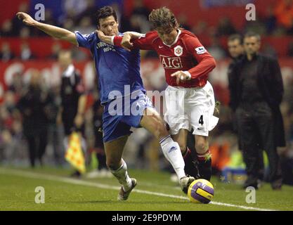 Michael Ballack de Chelsea s'attaque à Gabriel Heinze de Manchester United lors de la première opération de FA Barclays, Manchester United contre Chelsea au stade Old Trafford de Manchester, Royaume-Uni, le 26 novembre 2006. La correspondance s'est terminée par un tirage de 1-1. Photo de Christian Liewig/ABACAPRESS.COM Banque D'Images