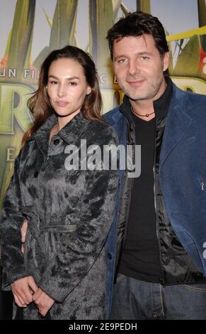 Vanessa Demouy et Philippe Lellouche se posent ensemble lorsqu'ils arrivent à la première « Arthur et les Minimoys » qui s'est tenue au théâtre Gaumont Marignan à Paris, en France, le 27 novembre 2006. Photo de Nicolas Khayat/ABACAPRESS.COM Banque D'Images