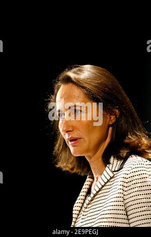 Le candidat socialiste aux élections présidentielles de 2007 en France, Segolene Royal, tient une réunion sur les personnes handicapées à la Crèche, près de Niort, en France, le 27 novembre 2006. Photo de Patrick Bernard/ABACAPRESS.COM Banque D'Images