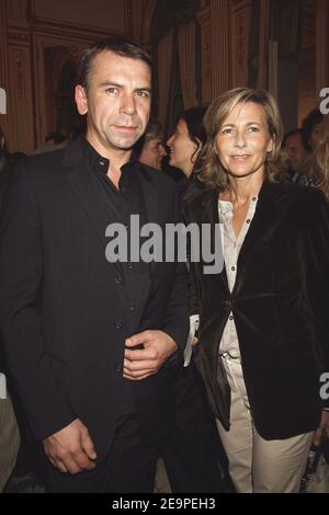 L'acteur français Philippe Torreton et sa petite amie la présentatrice télé Claire Chazal posent après une cérémonie au cours de laquelle le chanteur français Etienne Daho a été fait chevalier avec les « insignes de Chevalier dans l' ordre des Arts et des lettres » par le ministre de la Culture Renaud Donnedieu de Vabres, à son ministère à Paris, en France, Le 28 novembre 2006. Photo de Thierry Orban/ABACAPRESS.COM Banque D'Images