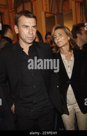 L'acteur français Philippe Torreton et sa petite amie la présentatrice télé Claire Chazal posent après une cérémonie au cours de laquelle le chanteur français Etienne Daho a été fait chevalier avec les « insignes de Chevalier dans l' ordre des Arts et des lettres » par le ministre de la Culture Renaud Donnedieu de Vabres, à son ministère à Paris, en France, Le 28 novembre 2006. Photo de Thierry Orban/ABACAPRESS.COM Banque D'Images