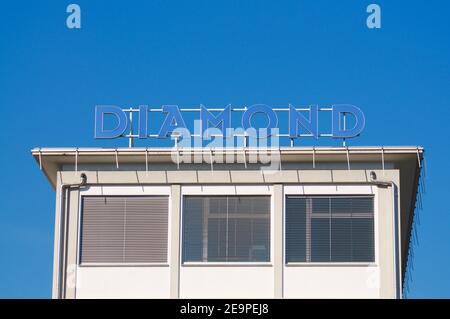 Locarno, Tessin, Suisse - 16 janvier 2021 : signe de la société Diamond sa accroché au bâtiment de Losone, Suisse. Diamond est une société suisse Banque D'Images