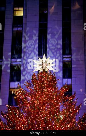 74 ème éclair annuelle de l'arbre de Noël du Rockefeller Center à New York, NY, USA le 29 novembre 2006. L'arbre de 88 mètres est décoré de 30,000 lumières et couronné d'une étoile en cristal Swarovski. Photo de Gerald Holubowicz/ABACAPRESS.COM Banque D'Images