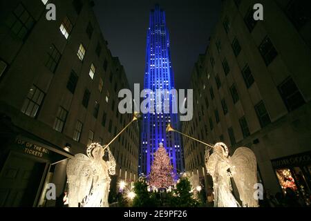 74 ème éclair annuelle de l'arbre de Noël du Rockefeller Center à New York, NY, USA le 29 novembre 2006. L'arbre de 88 mètres est décoré de 30,000 lumières et couronné d'une étoile en cristal Swarovski. Photo de Gerald Holubowicz/ABACAPRESS.COM Banque D'Images