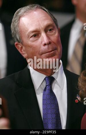 Le maire de New York Michael Bloomberg assiste à la foudre du Rockefeller Center Christmas Tree à New York City, NY, USA, le 29 novembre 2006. L'arbre de 88 mètres, décoré de 30,000 lumières, est couronné d'une étoile en cristal Swarovski. Photo de Gerald Holubowicz/ABACAPRESS.COM Banque D'Images