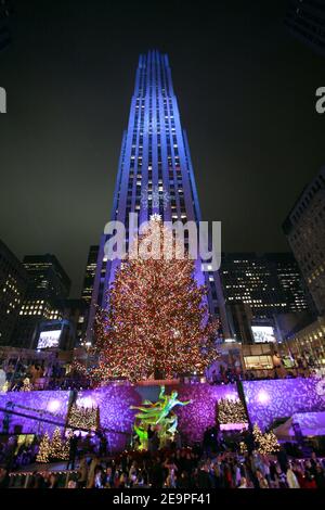 74 ème éclair annuelle de l'arbre de Noël du Rockefeller Center à New York, NY, USA le 29 novembre 2006. L'arbre de 88 mètres est décoré de 30,000 lumières et couronné d'une étoile en cristal Swarovski. Photo de Gerald Holubowicz/ABACAPRESS.COM Banque D'Images