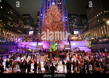 74 ème éclair annuelle de l'arbre de Noël du Rockefeller Center à New York, NY, USA le 29 novembre 2006. L'arbre de 88 mètres est décoré de 30,000 lumières et couronné d'une étoile en cristal Swarovski. Photo de Gerald Holubowicz/ABACAPRESS.COM Banque D'Images