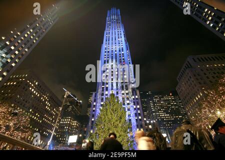 74 ème éclair annuelle de l'arbre de Noël du Rockefeller Center à New York, NY, USA le 29 novembre 2006. L'arbre de 88 mètres est décoré de 30,000 lumières et couronné d'une étoile en cristal Swarovski. Photo de Gerald Holubowicz/ABACAPRESS.COM Banque D'Images