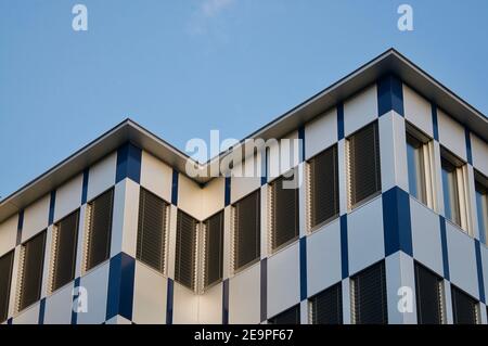 Vue rapprochée d'un immeuble de bureaux moderne situé dans la ville de Lugano, en Suisse Banque D'Images