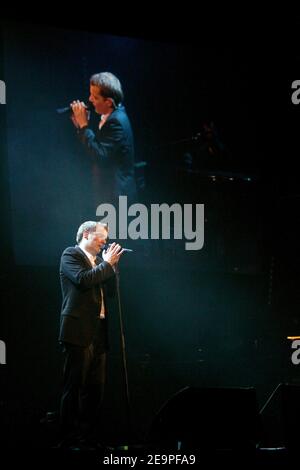 Le chanteur français Benabar se produit en direct sur scène à Bercy à Paris, en France, le 30 novembre 2006. Photo de Mehdi Taamallah/ ABACAPRESS.COM Banque D'Images