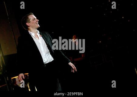 Le chanteur français Benabar se produit en direct sur scène à Bercy à Paris, en France, le 30 novembre 2006. Photo de Mehdi Taamallah/ ABACAPRESS.COM Banque D'Images