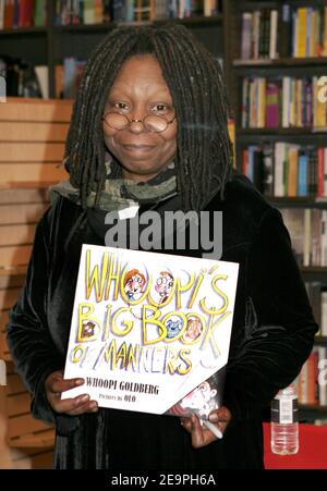 Whoopi Goldberg signe des copies du magasin de livres et de musique Big Book of Manners'at Borders de Whoopi dans le Time Warner Center de New York City, NY, États-Unis, le mercredi 6 décembre 2006. Photo de Donna Ward/ABACAPRESS.COM Banque D'Images