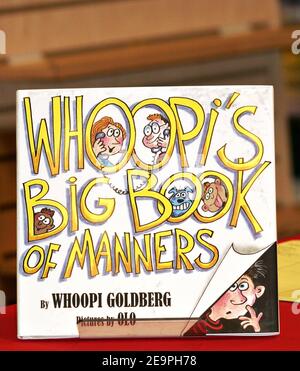 Whoopi Goldberg signe des copies du magasin de livres et de musique Big Book of Manners'at Borders de Whoopi dans le Time Warner Center de New York City, NY, États-Unis, le mercredi 6 décembre 2006. Photo de Donna Ward/ABACAPRESS.COM Banque D'Images
