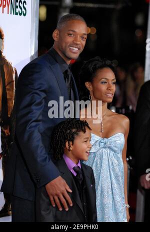 Will Smith, Jada Pinkett Smith et Jaden Smith assistent à la première de Columbia Pictures 'The Pursuit of Happyness' à Westwood. Los Angeles, le 7 décembre 2006. Photo de Lionel Hahn/ABACAPRESS.COM Banque D'Images