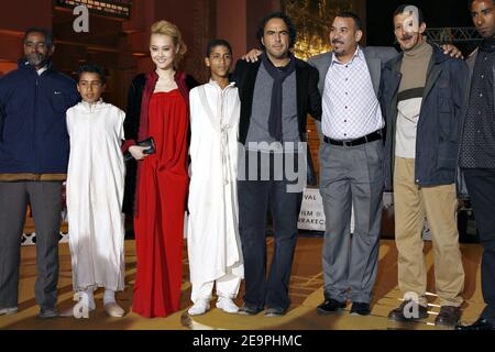 L'actrice japonaise Rinko Kikuchi, Alejandro Gonzales Inaritu (5e à gauche) et les membres de la troupe posent pour la projection du film 'Babel' pendant le 6ème Festival International du film de Marrakech, au Maroc, le 7 décembre 2006. Photo de Thierry Orban/ABACAPRESS.COM Banque D'Images