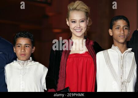 L'actrice japonaise Rinko Kikuchi et les membres de la troupe posent pour la projection du film 'Babel' lors du 6ème Festival International du film de Marrakech, au Maroc, le 7 décembre 2006. Photo de Thierry Orban/ABACAPRESS.COM Banque D'Images