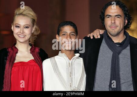 L'actrice japonaise Rinko Kikuchi, Alejandro Gonzales Inarritu (r) et membre du casting posent pour la projection du film 'Babel' lors du 6ème Festival International du film de Marrakech, au Maroc, le 7 décembre 2006. Photo de Thierry Orban/ABACAPRESS.COM Banque D'Images
