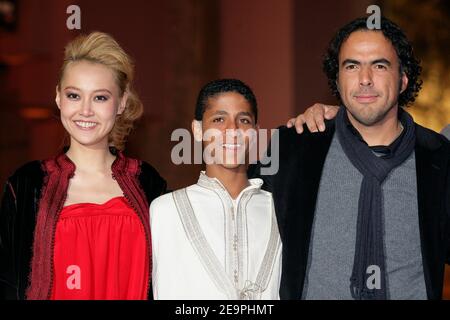 L'actrice japonaise Rinko Kikuchi, Alejandro Gonzales Inaritu (r) et membre du casting posent pour la projection du film 'Babel' lors du 6ème Festival International du film de Marrakech, au Maroc, le 7 décembre 2006. Photo de Thierry Orban/ABACAPRESS.COM Banque D'Images