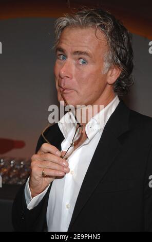 Le comédien Franck Dubosc pose pour des photos lors de la cérémonie des Grands Prix Sacem 2006 qui s'est tenue au siège de Sacem à Neuilly-sur-Seine, près de Paris, en France, le 7 décembre 2006. Photo de Nicolas Khayat/ABACAPRESS.COM Banque D'Images