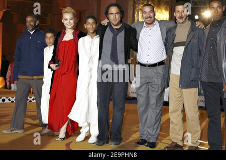 L'actrice japonaise Rinko Kikuchi, Alejandro Gonzales Inaritu (5e à gauche) et les membres de la troupe posent pour la projection du film 'Babel' pendant le 6ème Festival International du film de Marrakech, au Maroc, le 7 décembre 2006. Photo de Thierry Orban/ABACAPRESS.COM Banque D'Images