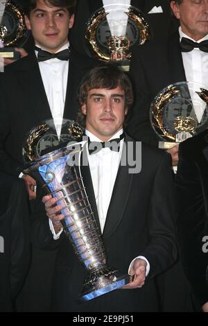 Le champion de Formule 1 Fernando Alonso d'Espagne pose avec son trophée au Gala 2006 de la FIA qui s'est tenu à Monaco le 8 décembre 2006. Photo de Frédéric Nebinger/Cameleon/ABACAPRESS.COM Banque D'Images