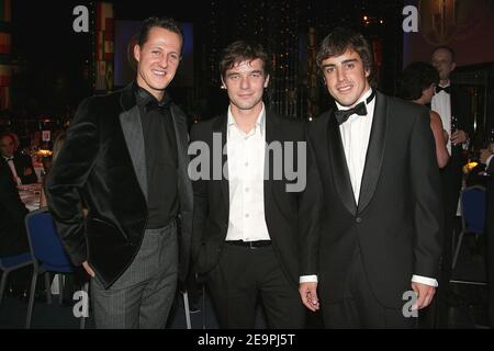 (G-D) Michael Schumacher, Sébastien Loeb et Fernando Alonso posent au Gala 2006 de la FIA qui s'est tenu à Monaco le 8 décembre 2006. Photo de Frédéric Nebinger/Cameleon/ABACAPRESS.COM Banque D'Images