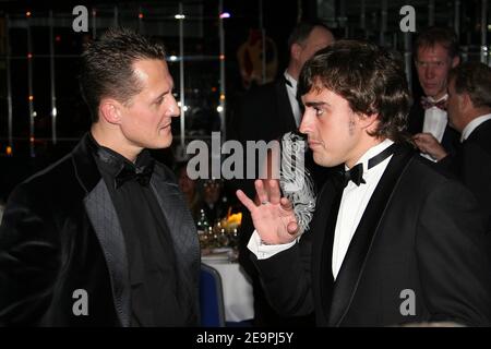 Le champion de Formule 1 Fernando Alonso d'Espagne discute avec le pilote allemand Michael Schumacher au Gala 2006 de la FIA qui s'est tenu à Monaco le 8 décembre 2006. Photo de Frédéric Nebinger/Cameleon/ABACAPRESS.COM Banque D'Images