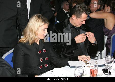 Michael Schumacher a placé sa Médaille d'or de la FIA Academy sur sa veste à côté de sa femme Corinna la Médaille d'or spéciale de la FIA au Gala 2006 de la FIA qui s'est tenu à Monaco le 8 décembre 2006. Photo de Frédéric Nebinger/Cameleon/ABACAPRESS.COM Banque D'Images