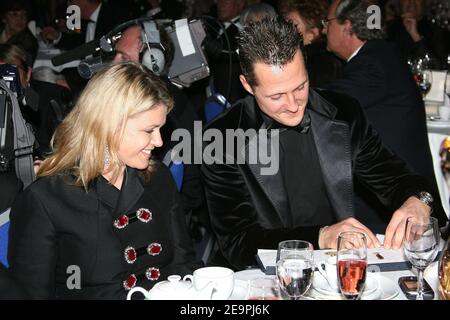 Michael Schumacher a placé sa Médaille d'or de la FIA Academy sur sa veste à côté de sa femme Corinna la Médaille d'or spéciale de la FIA au Gala 2006 de la FIA qui s'est tenu à Monaco le 8 décembre 2006. Photo de Frédéric Nebinger/Cameleon/ABACAPRESS.COM Banque D'Images