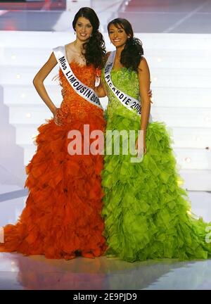 Mlle Picardie, Rachel Legrain-Trapani, couronnée Miss France 2007, pose avec sa première dauphine Miss Limousin Sophie Vouzelaud lors de l'élection de Miss France 2007 tenue au Futuroscope, à Poitiers, France, le 9 décembre 2006. Mlle Picardie, Rachel Legrain-Trapani, est Mlle France 2007. Photo de Patrick Bernard/ABACAPRESS.COM Banque D'Images