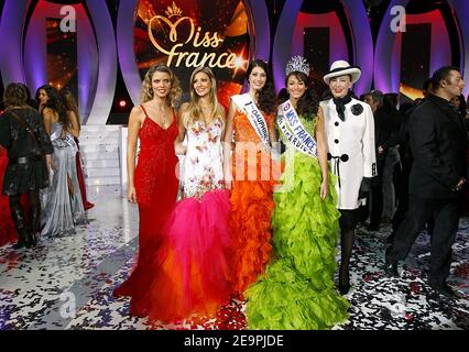 Mlle Picardie, Rachel Legrain-Trapani (robe verte), couronnée Miss France 2007, pose avec (l à r) Sylvie Tellier, son prédécesseur, Alexandra Rosenfeld, sa première dauphine Miss Limousin Sophie Vouzelaud et Madame Geneviève de Fontenay lors de l'élection de Miss France 2007 tenue au Futuroscope, à Poitiers, en France, le 9 décembre 2006. Mlle Picardie, Rachel Legrain-Trapani, est Mlle France 2007. Photo de Patrick Bernard/ABACAPRESS.COM Banque D'Images