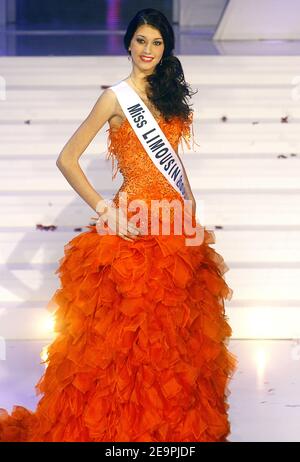 Miss France 2007 première dauphine Miss Limousin Sophie Vouzelaud sur scène lors de la nuit électorale 2007 qui s'est tenue au Futuroscope, à Poitiers, France, le 9 décembre 2006. Mlle Picardie, Rachel Legrain-Trapani, est Mlle France 2007. Photo de Patrick Bernard/ABACAPRESS.COM Banque D'Images