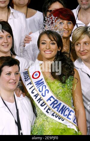 Mlle Picardie, Rachel Legrain-Trapani, couronnée Miss France 2007, pose lors de l'élection de Miss France 2007 qui s'est tenue au Futuroscope, à Poitiers, en France, le 9 décembre 2006. Mlle Picardie, Rachel Legrain-Trapani, est Mlle France 2007. Photo de Patrick Bernard/ABACAPRESS.COM Banque D'Images
