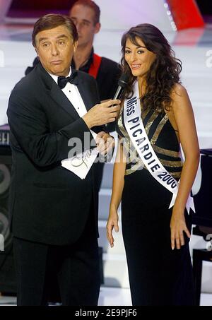 Mlle Picardie, Rachel Legrain-Trapani, photographiée avec Jean-Pierre Foucault lors de l'élection de Miss France 2007 qui s'est tenue au Futuroscope, à Poitiers, en France, le 9 décembre 2006. Mlle Picardie, Rachel Legrain-Trapani, est Mlle France 2007. Photo de Patrick Bernard/ABACAPRESS.COM Banque D'Images