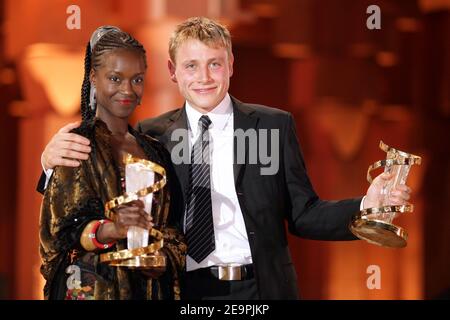 Fatou n'Diaye avec son trophée pour la meilleure actrice pour le film "UN dimanche à Kigali" avec Max Riemelt avec son trophée pour le meilleur acteur pour le film "le Cockatoo rouge" lors de la cérémonie de clôture du 6ème Festival International du film de Marrakech au Maroc le 9 décembre 2006. Photo de Thierry Orban/ABACAPRESS.COM Banque D'Images