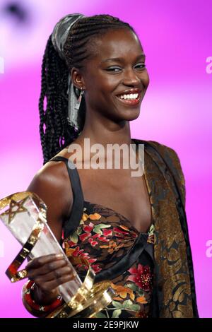 Fatou n'Diaye avec son trophée de la meilleure actrice pour le film "UN dimanche à Kigali" lors de la cérémonie de clôture du 6ème Festival International du film de Marrakech au Maroc le 9 décembre 2006. Photo de Thierry Orban/ABACAPRESS.COM Banque D'Images