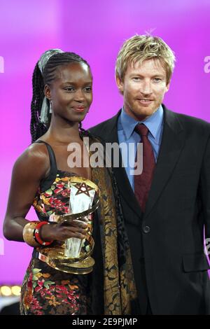 David Wenham avec Fatou n'Diaye avec son trophée de la meilleure actrice pour le film "UN dimanche à Kigali" lors de la cérémonie de clôture du 6ème Festival International du film de Marrakech au Maroc le 9 décembre 2006. Photo de Thierry Orban/ABACAPRESS.COM Banque D'Images