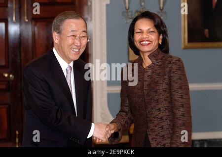 LA Secrétaire D'Etat AMÉRICAINE Condoleezza Rice salue Ban Ki-Moon, Secrétaire général élu des Nations Unies, avant leur réunion et dîner de travail au Département d'Etat à Washington, DC, Etats-Unis, le 11 décembre 2006. Photo par Olivier Douliery/ABACAPRESS.COM Banque D'Images